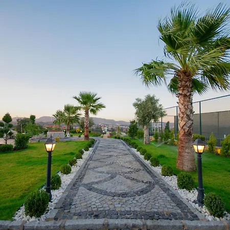 Pamira Mit Basketballplatz داتْشا